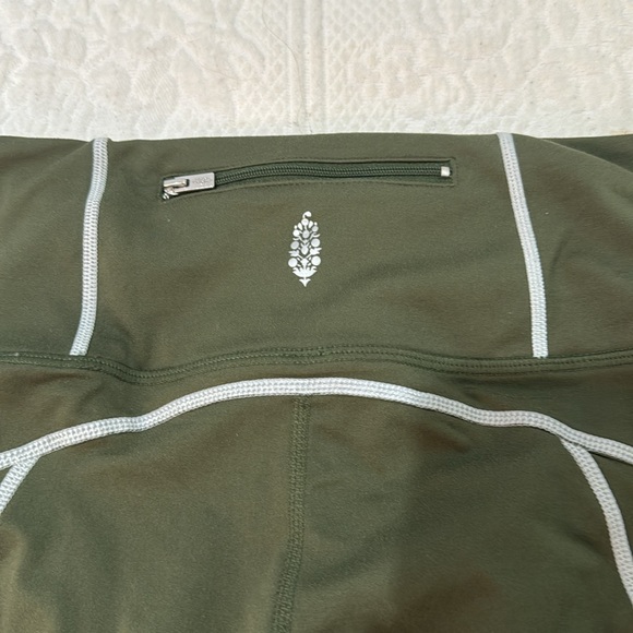 Free People You’re a peach leggings size small NWOT. Army green w silver thread - Picture 5 of 6